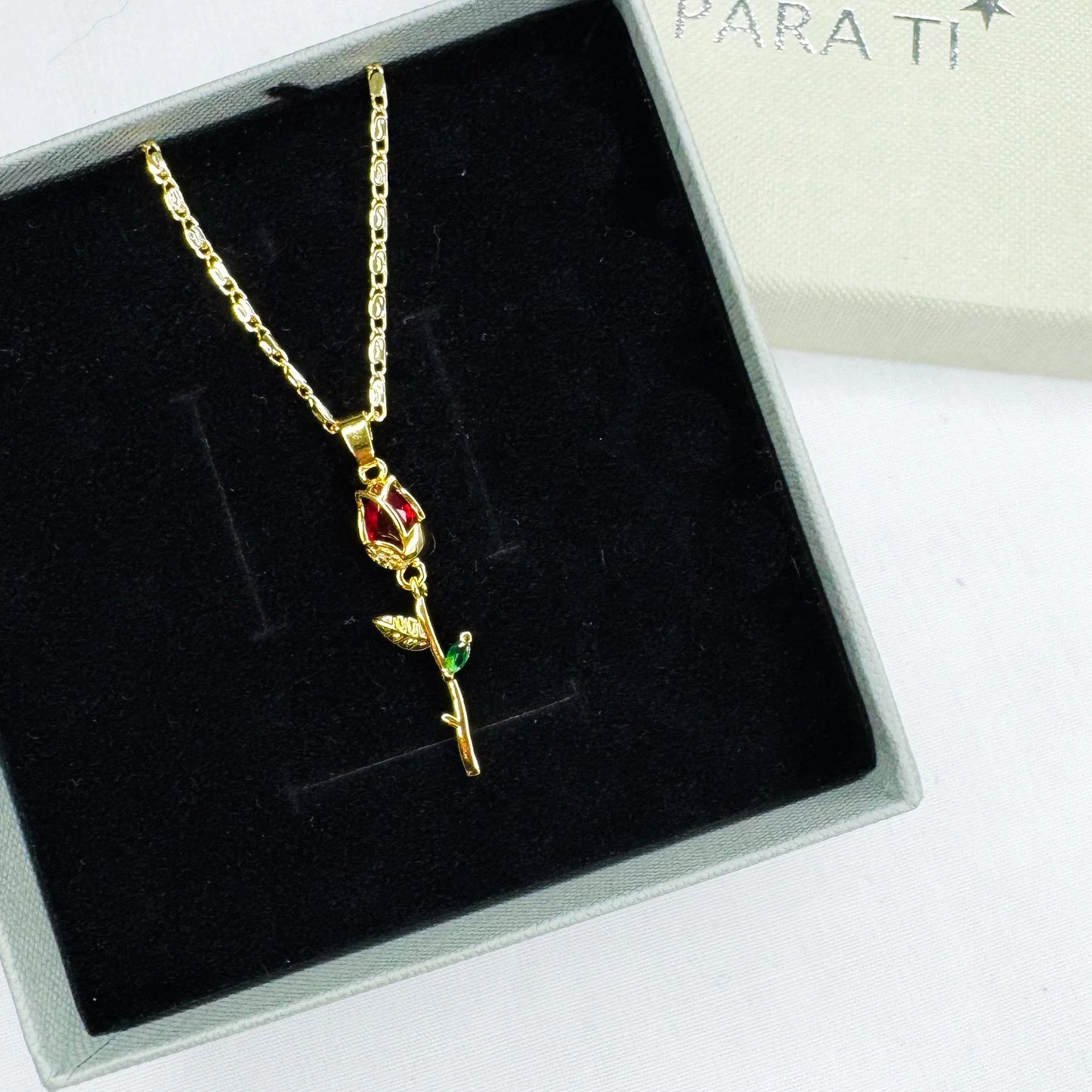 Collar Rosa en Baño de Oro – Regalo de Amor + Pulsera Exclusiva de Regalo